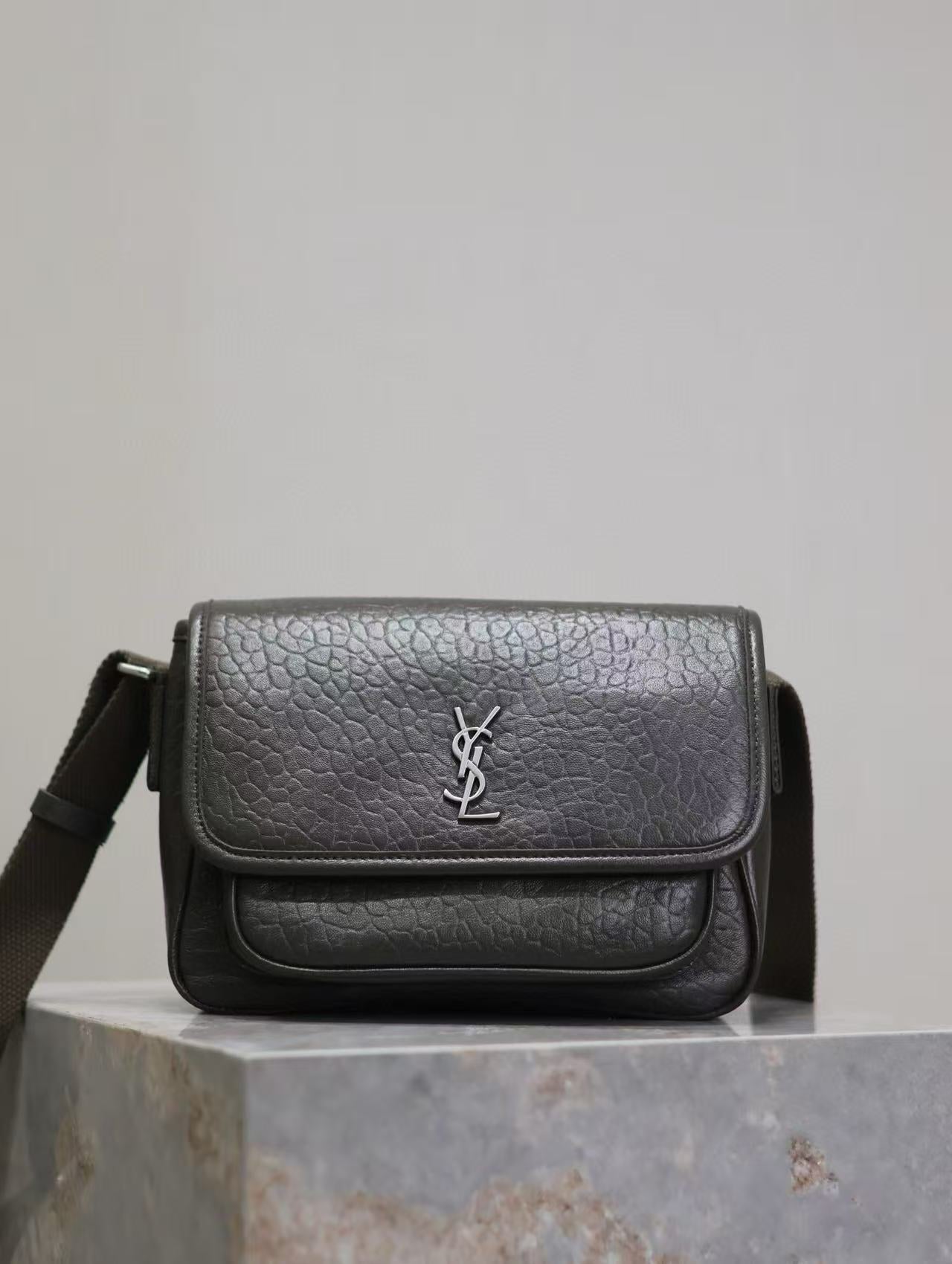 Saint Laurent Niki Logo Plaque Messenger Bag Dunkelgrün Kalbsleder