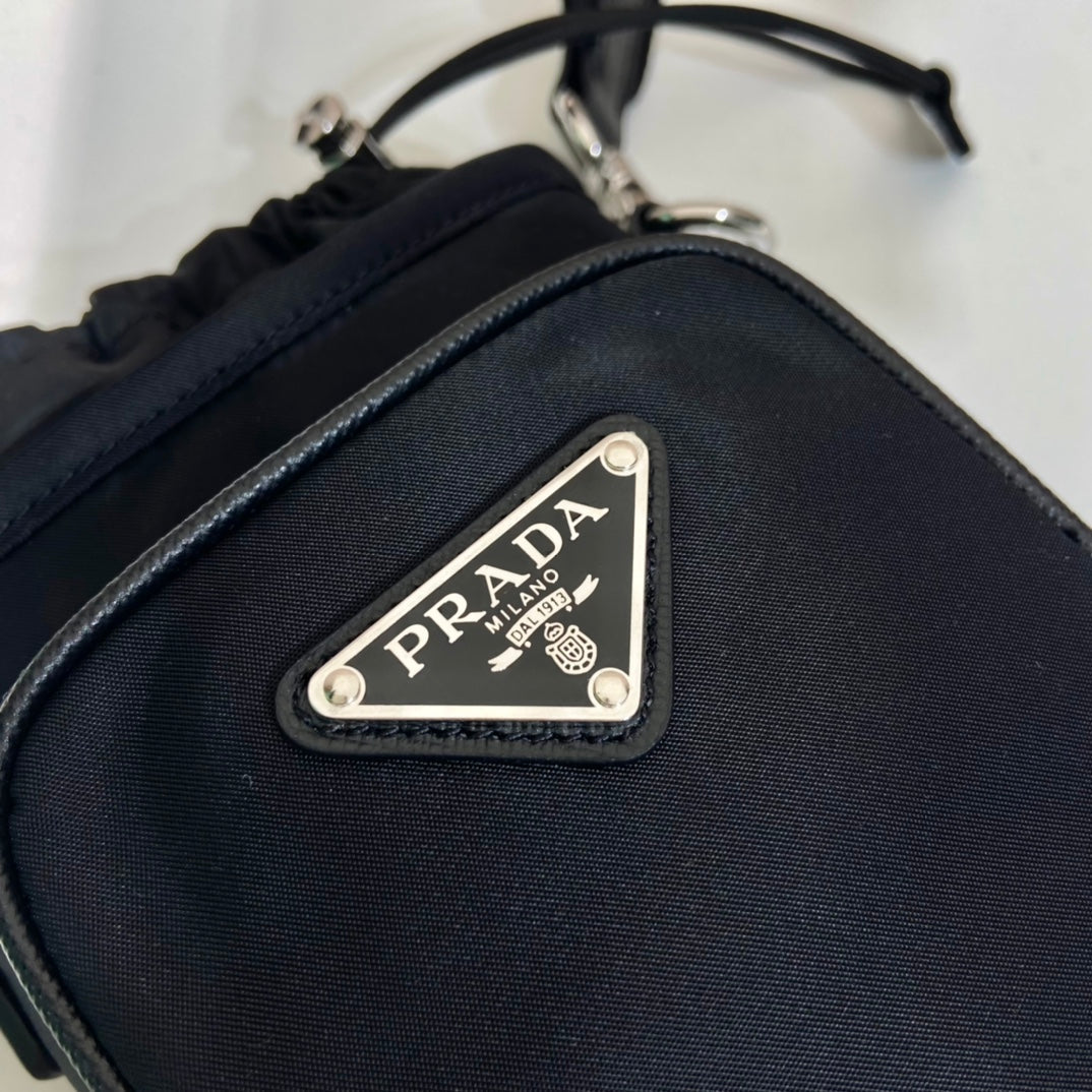 PHONE BAG 18 IN SCHWARZ RE-NYLON