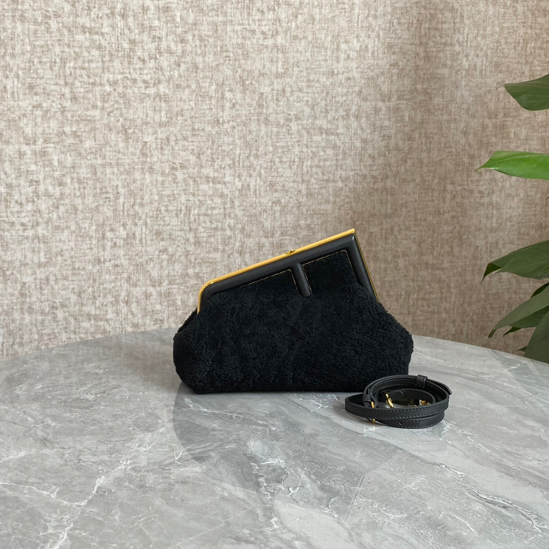 FENDI FIRST MINI 26 TASCHE AUS SCHWARZER WOLLE MIT GOLD-HARDWARE