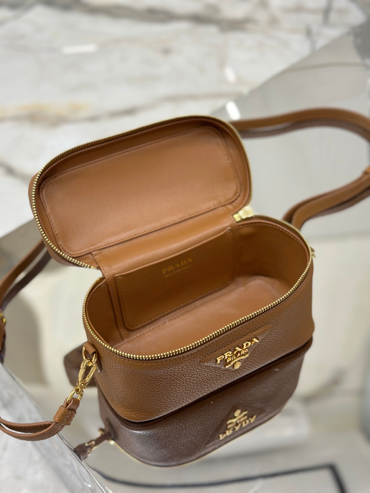 KOSMETIKKOFFER 18 IN RUSSET BRAUN GENARBTES CALFSKIN GOLD-HARDWARE