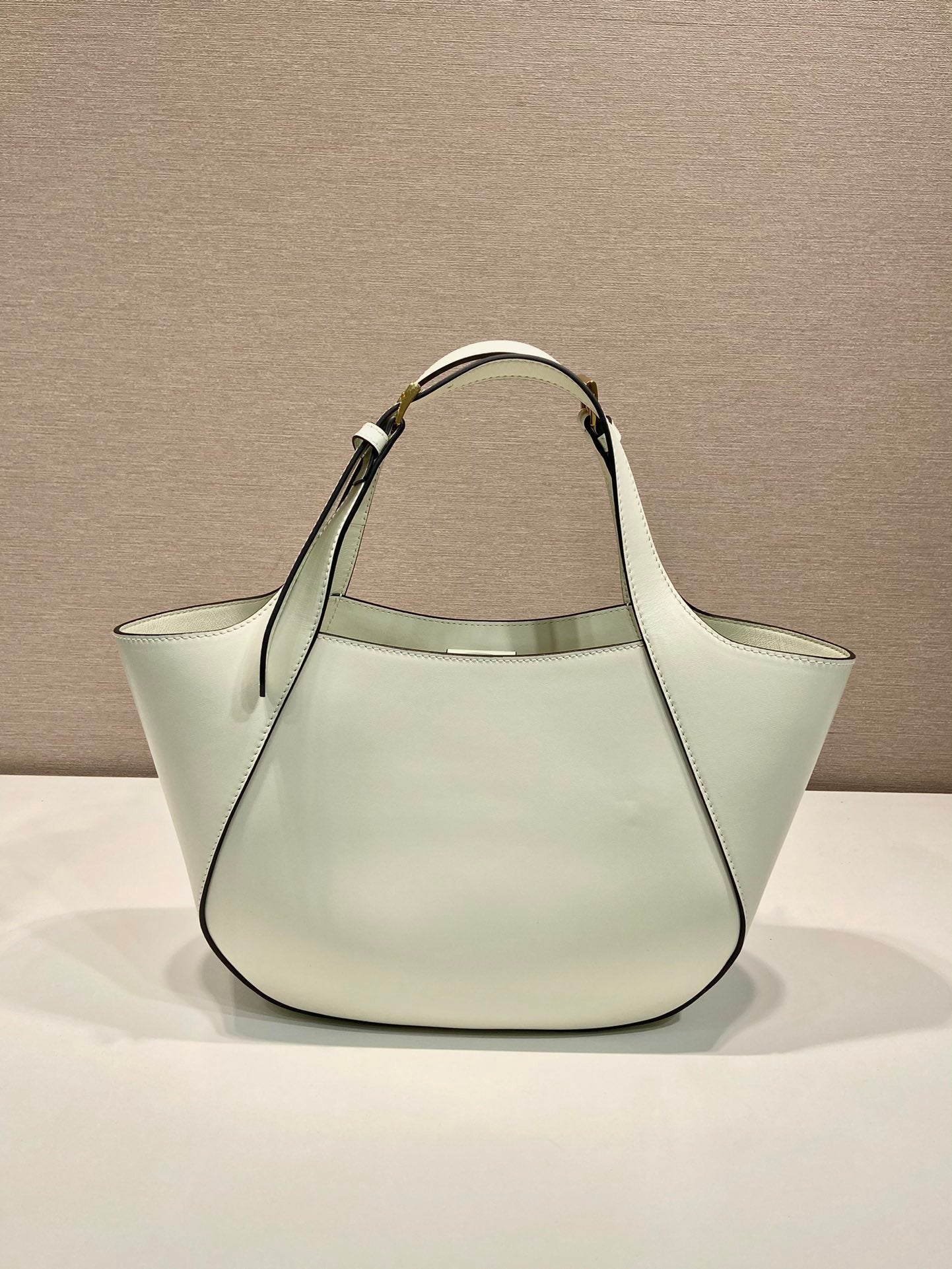 SHOPPER 28 IN WEISS SCHAFSFELL GOLD LOGO