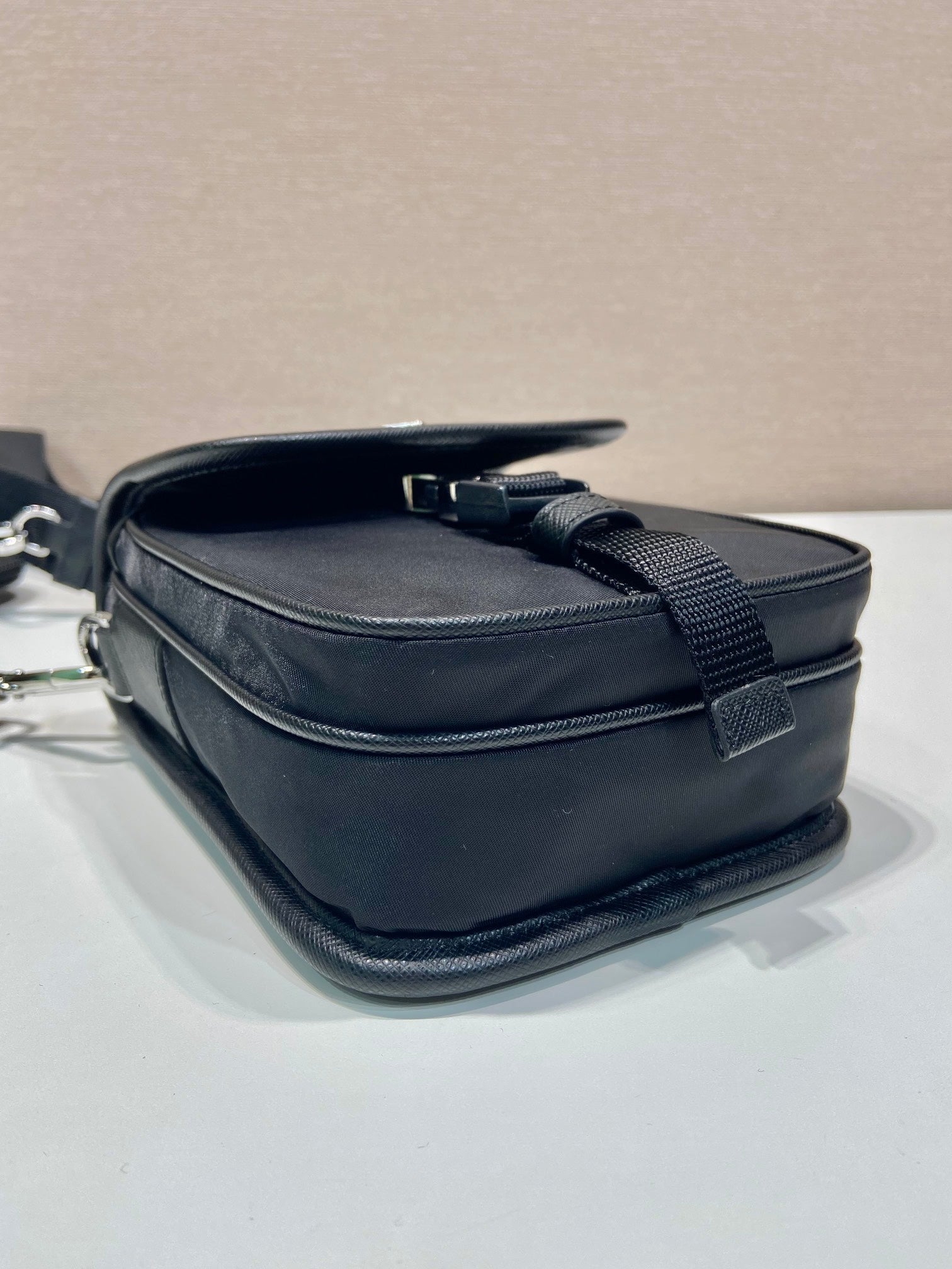 HANDY-TASCHE 19 IN SCHWARZEM RE-NYLON UND SAFFIANO-LEDER BESATZ