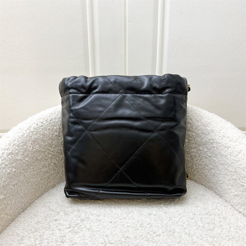 Chanel 22 Mini Hobo Handtasche in Schwarz Glänzendes Kalbsleder und AGHW (Model: )
