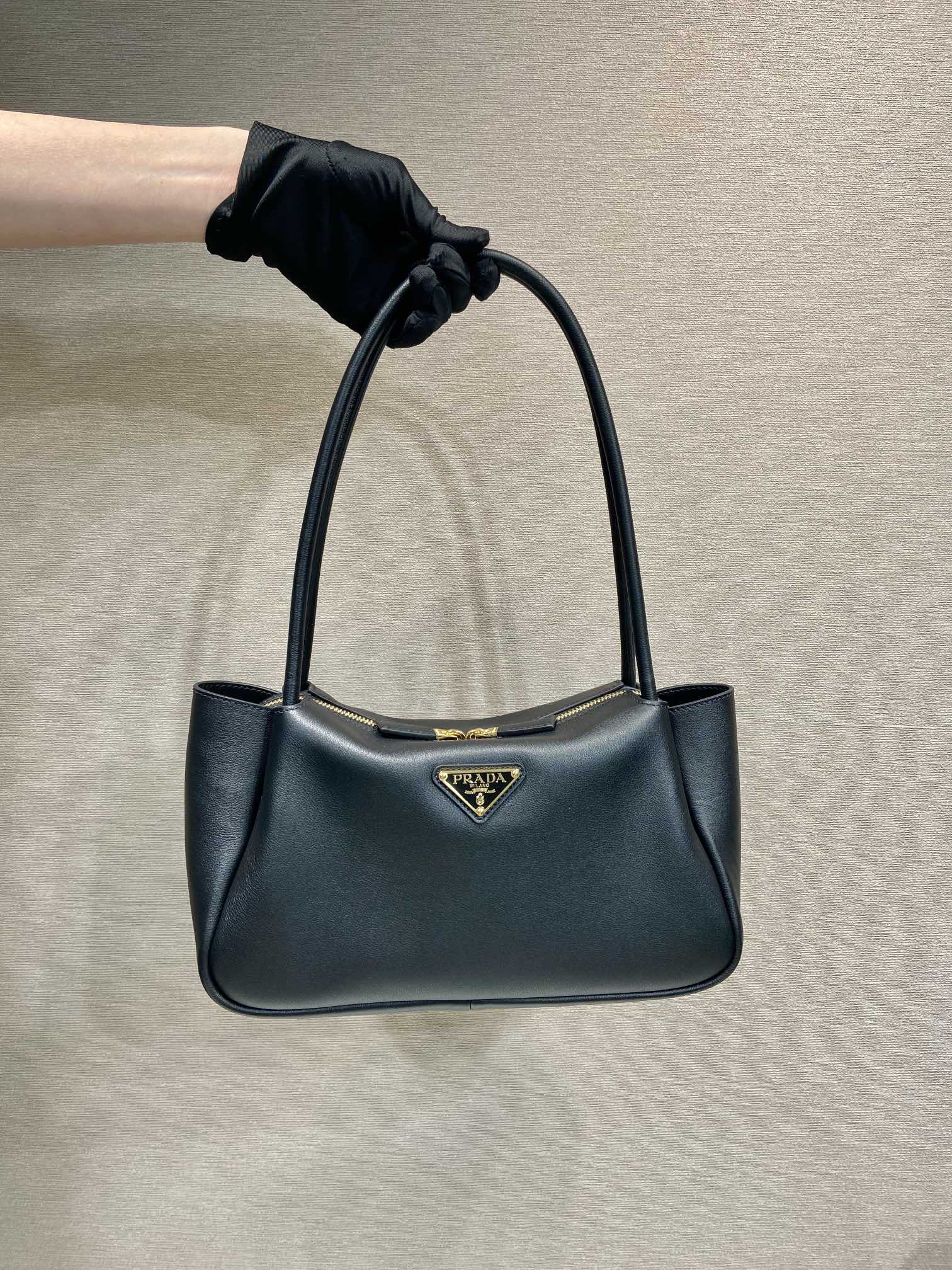 PRA 28 LARGE SCHWARZ CALFSKIN HANDTASCHE