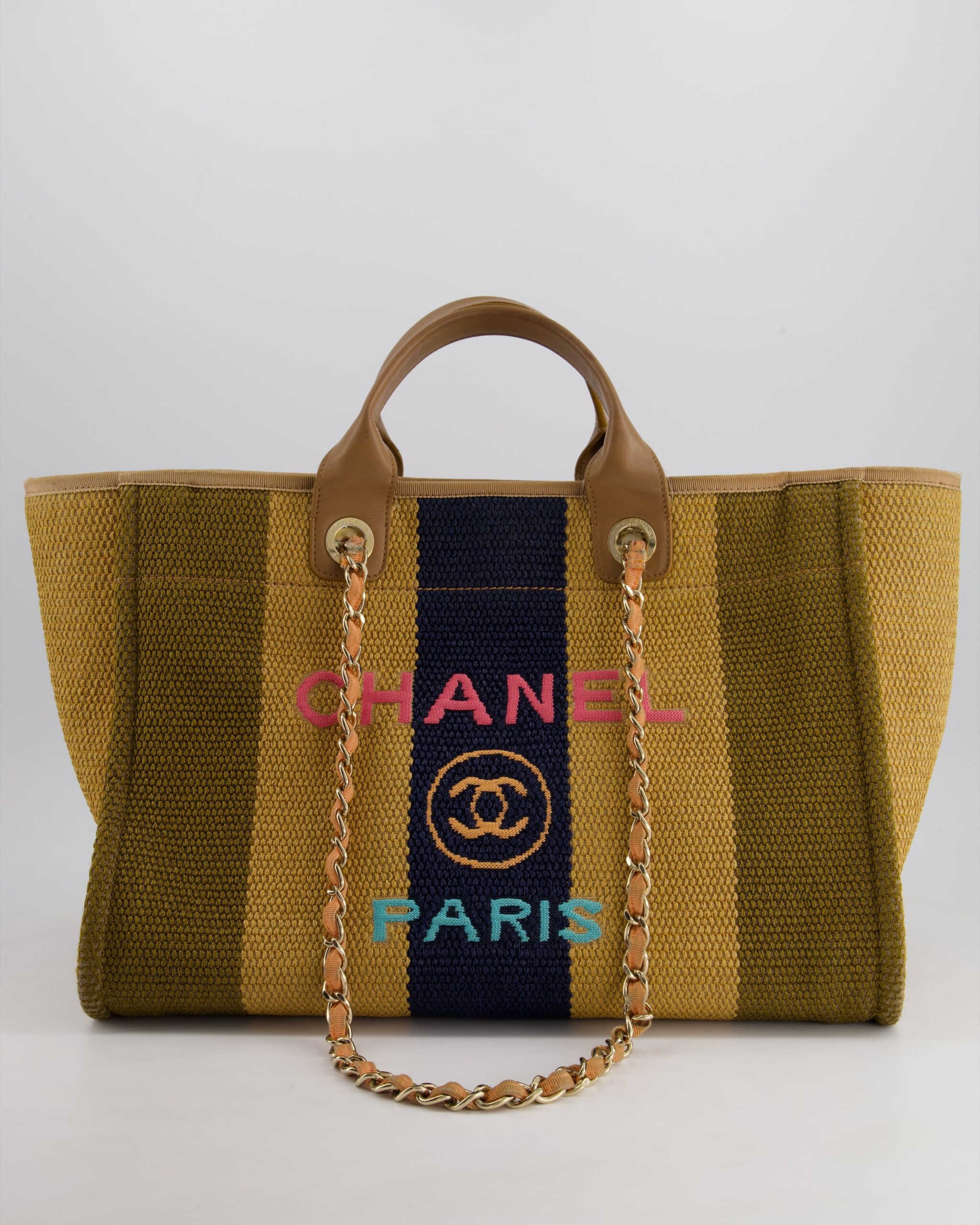 *HOT* Chanel Beige, Navy und Khaki Raffia Deauville Tote mit Pastel Logo und Champagne Gold-Hardware