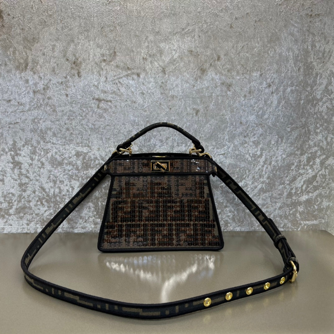 FENDI PEEKABOO ISEEU 20 TASCHE AUS BRAUNEM UND SCHWARZEM NAPPALEDER MIT GOLD-HARDWARE