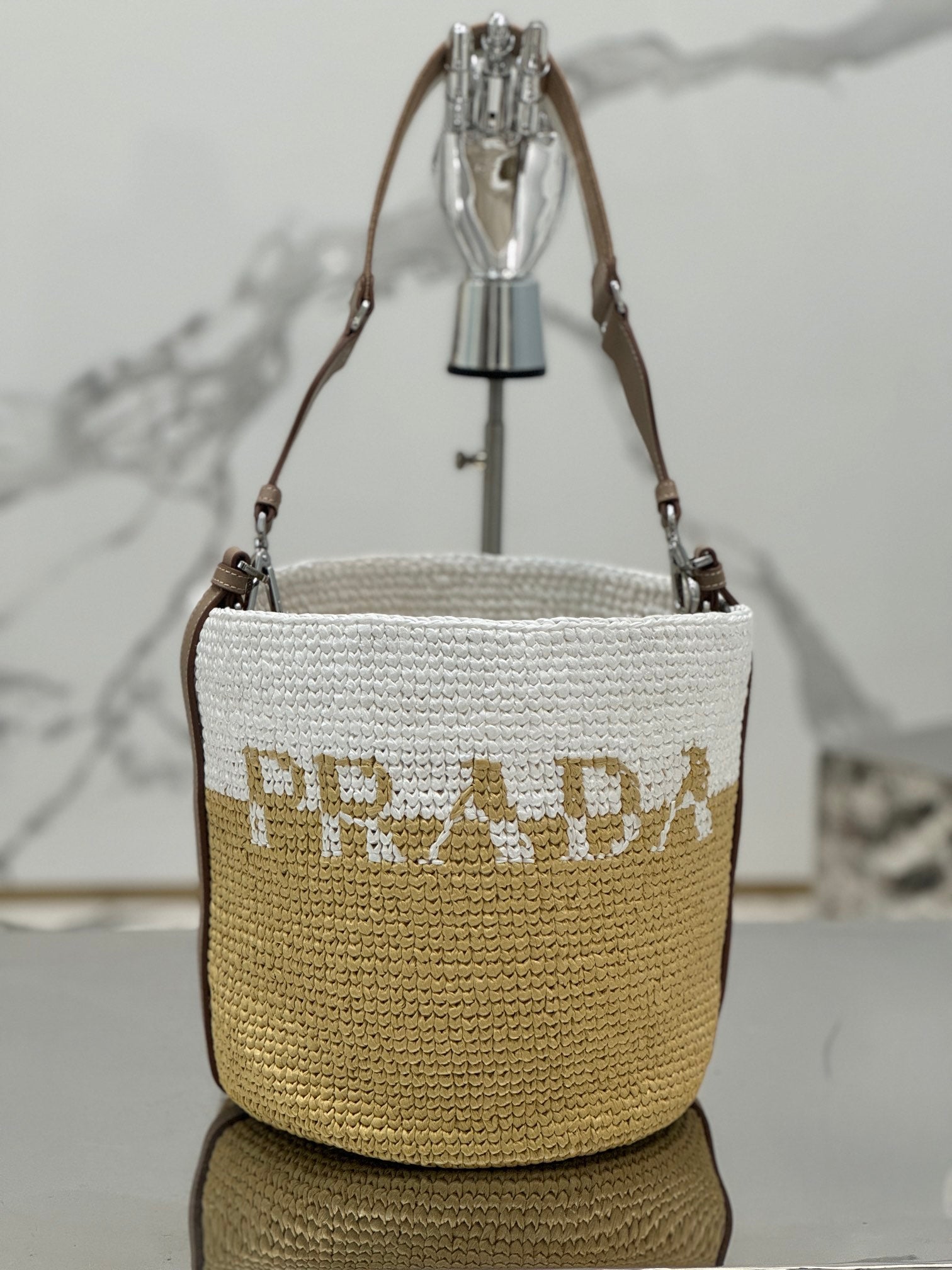 BUCKET BAG 25 IN Weiß MIX Beige RAFFIA und Braun Kalbsleder HANDLE