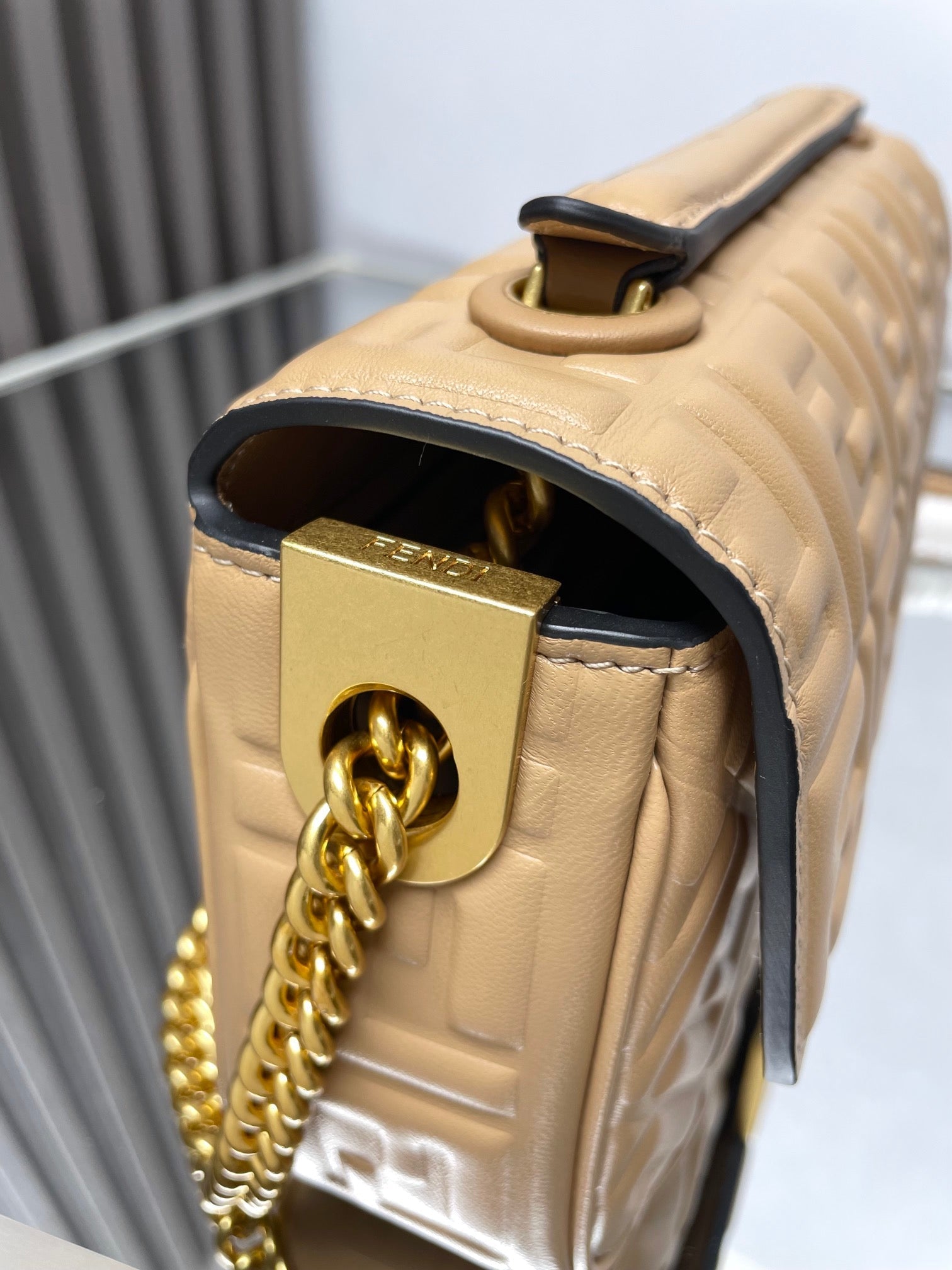 Fend Baguette 24 Bag mit FF Motif Beige Leder Ghw